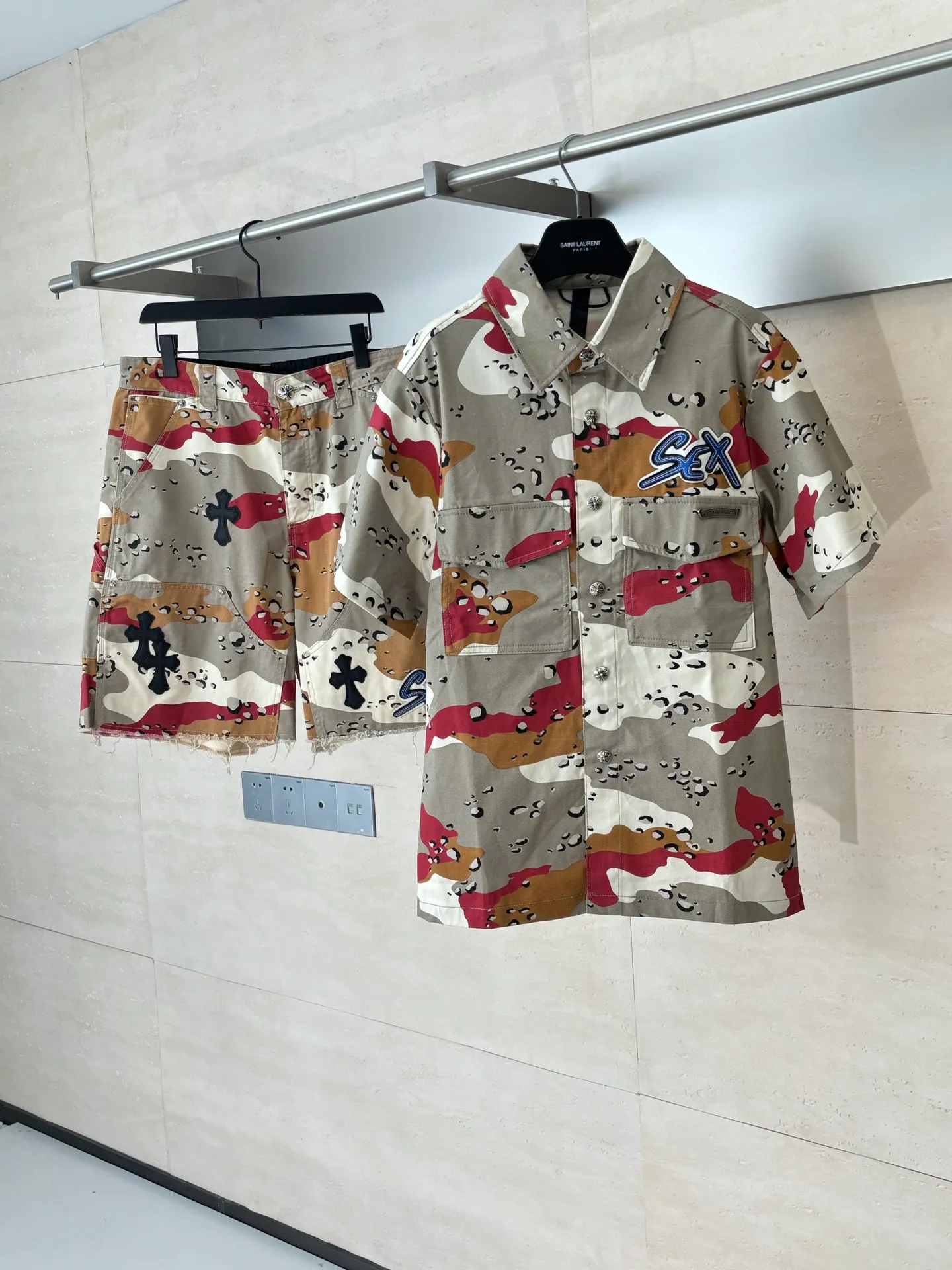 P560 Chrome Heart*/Chrome Heart CH camouflage short-sleeved denim shirt was purchased and developed by a Los Angeles agent for US$3,200. This model is made of customized military canvas fabric, restored 1:1 according to the original model, and printed with camouflage patterns. The customization period for the chest sex pattern stamp is 20 days, the minimum order is 1800 pieces, and the color plate is matched. The hardware buckles are all made of electroplated 925 silver material, the weight is perfectly restored, and they are aged and oxidized to black.  Size：S/M/L